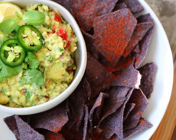 Guacamole Verde Dip with chips